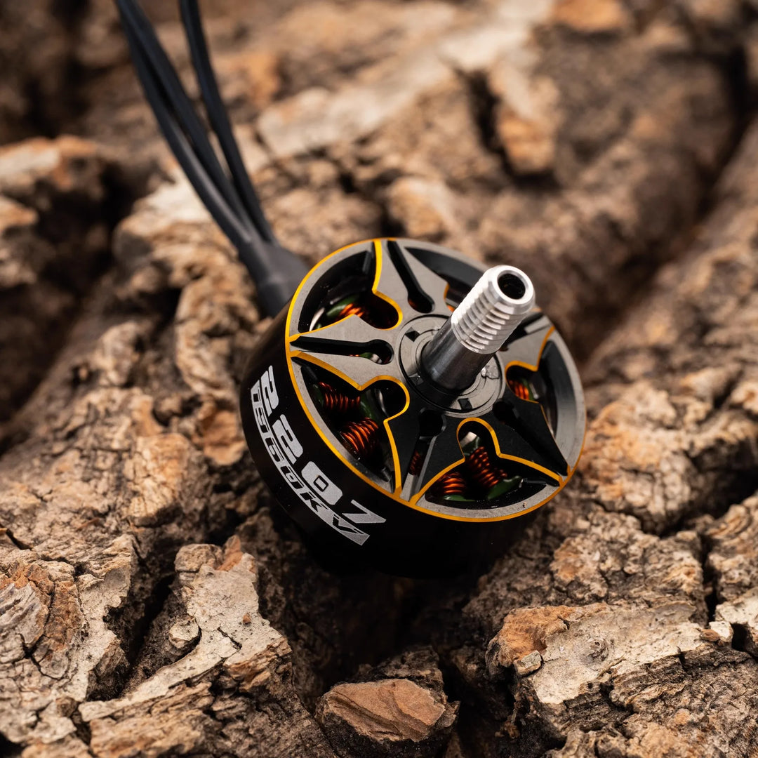 BZGNSS 2207 1960KV brushless Motor - 6S Turbo-Cooled for 5 inch FPV Racing Drones | Smooth Freestyle Performance (Gradient Camo)