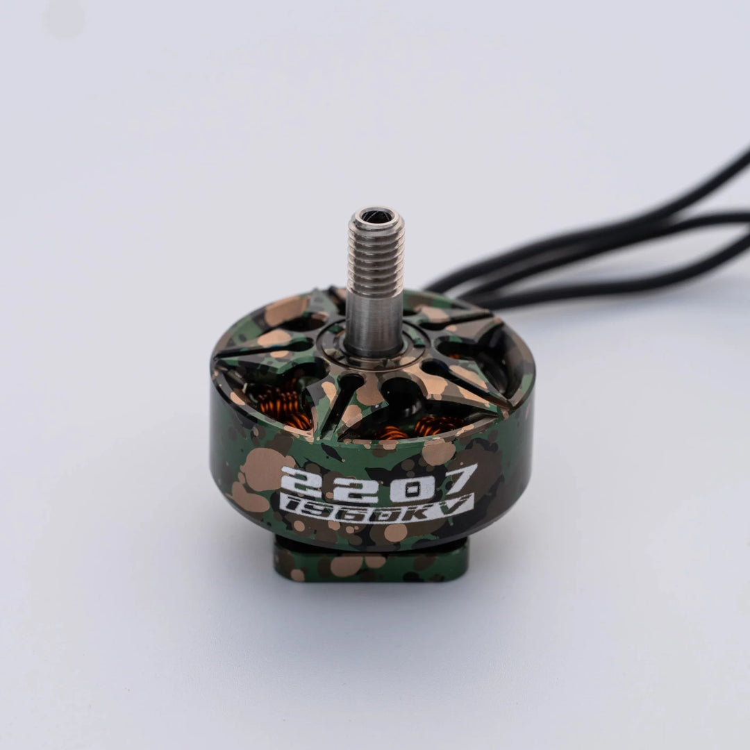 BZGNSS 2207 1960KV brushless Motor - 6S Turbo-Cooled for 5 inch FPV Racing Drones | Smooth Freestyle Performance (Gradient Camo)